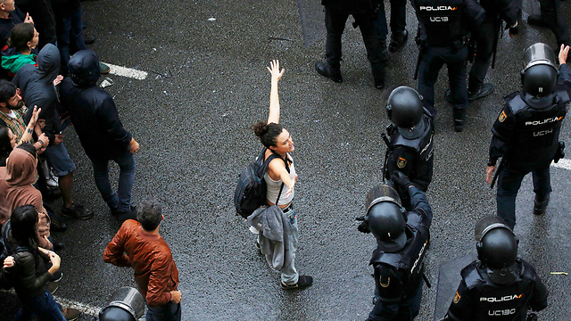 Референдум в Каталонии: полиция против избирателей. Фото: AP