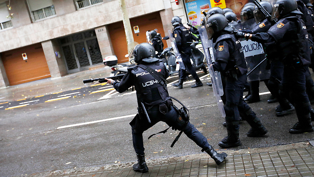Референдум в Каталонии: полиция против избирателей. Фото: АР