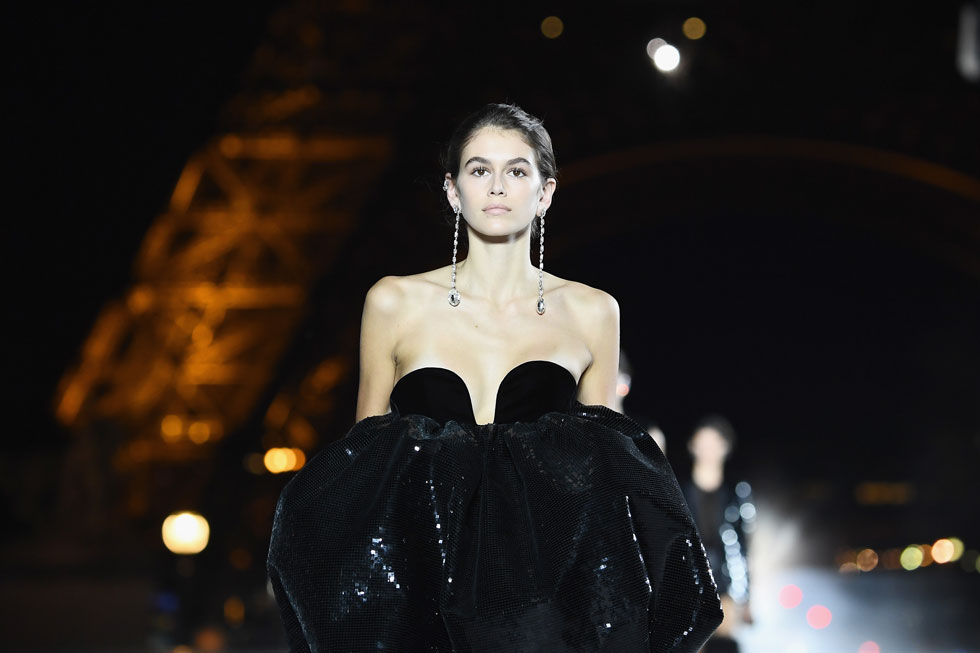 כובשת גם בסן לורן. קאיה גרבר בשבוע האופנה בפריז (צילום: Gettyimages)