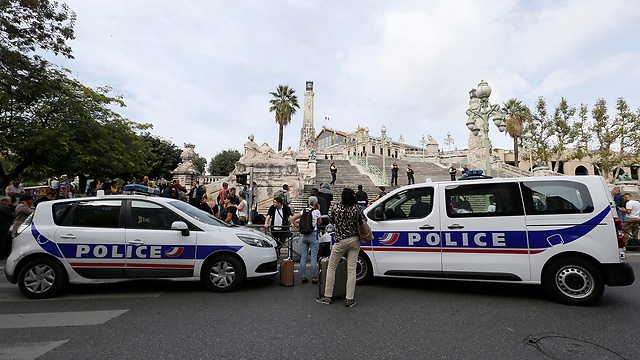 משטרת צרפת מגיעה למקום דקות אחרי הדקירות (צילום: AP) (צילום: AP)