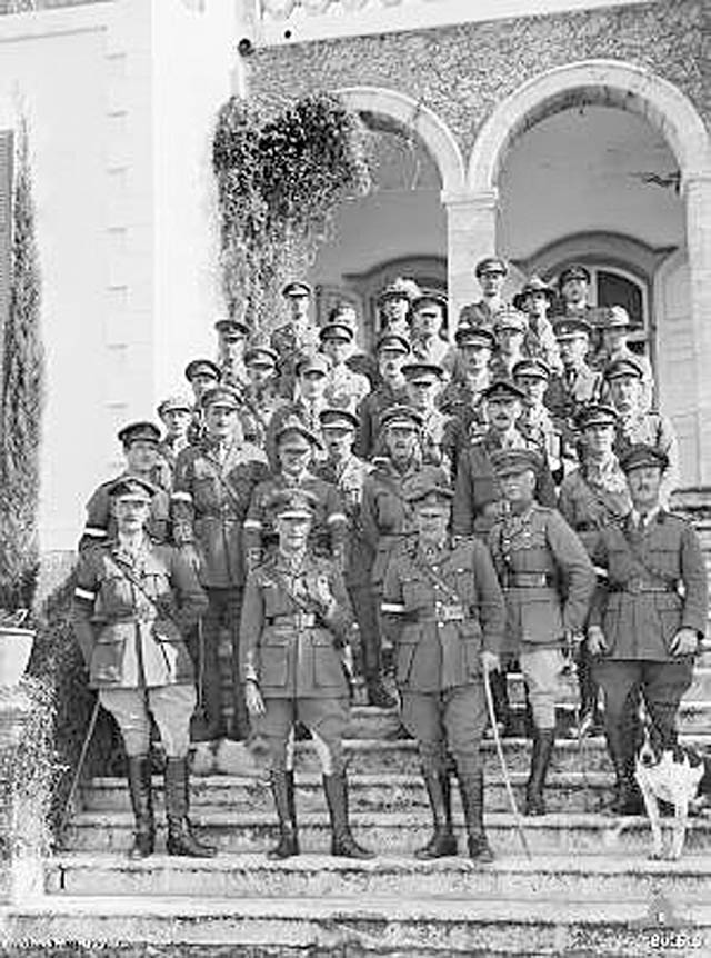 Офицеры австралийского кавалерийского корпуса на ступенях дома. Фото: Википедия