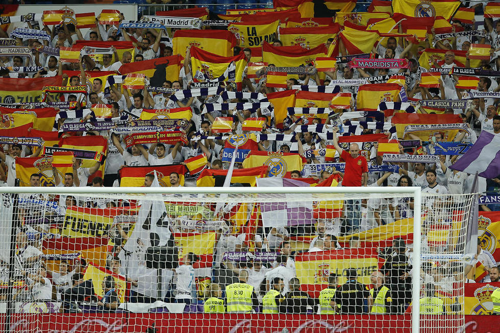 אוהדי ריאל מדריד מניפים את דגלי ספרד (צילום: AP) (צילום: AP)