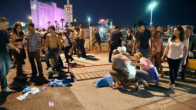מבלי הפסטיבל הפצועים וההמומים דקות לאחר היריות הקטלניות בווגאס (צילום: AFP) (צילום: AFP)