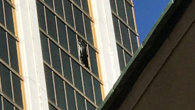 חלונות שבורים בקומה ה-32 של המלון (צילום: ירדן ברדה) (צילום: ירדן ברדה)
