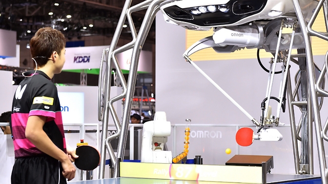 המדליסט האולימפי מול הרובוט הענק (צילום: AFP) (צילום: AFP)