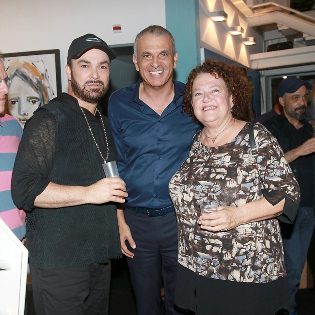 יש כבר הצעות על הציורים? לאה שבת, כחלון וד'אור (צילום: ענת מוסברג) יש כבר הצעות על הציורים? לאה שבת, כחלון וד'אור (צילום: ענת מוסברג)