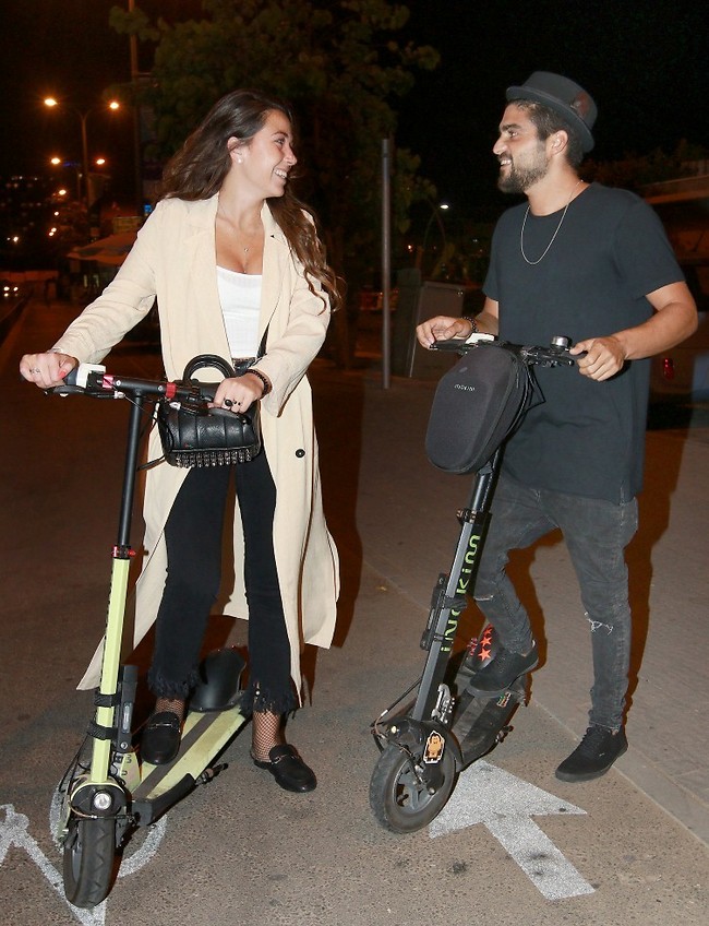 איפה הקסדות?!? אושרי כהן ובת הזוג אריאל (צילום: ענת מוסברג) איפה הקסדות?!? אושרי כהן ובת הזוג אריאל (צילום: ענת מוסברג)