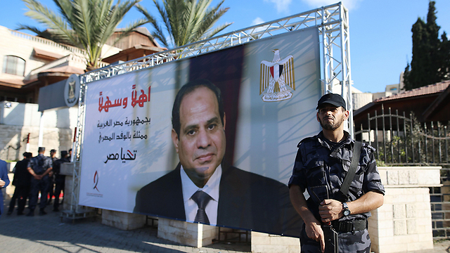 Egyptian soldier standing in front of a poster of Abdel Fattah el-Sisi (Photo: AFP)
