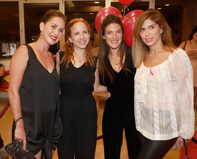 שורדות תומכות בשורדות. מיכל פוקס, ענבר פיניאבסקי, סתיו שפיר וורד ספיבק (צילום: דנה קופל) שורדות תומכות בשורדות. מיכל פוקס, ענבר פיניאבסקי, סתיו שפיר וורד ספיבק (צילום: דנה קופל)