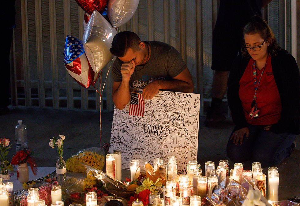 נרות זיכרון לקורבנות הירי בזירת האירוע (צילום: EPA) (צילום: EPA)