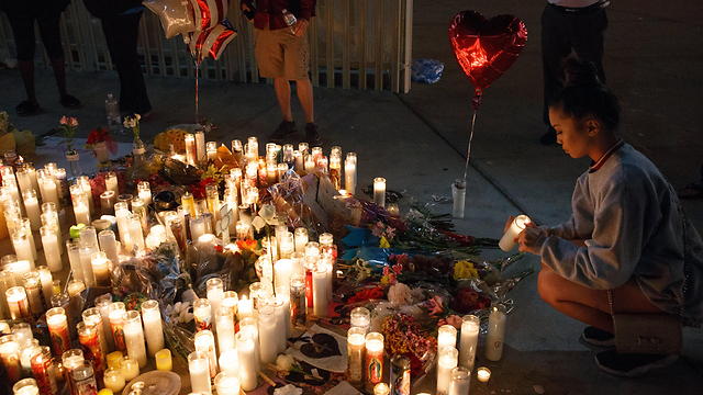 מדליקים נרות לזכר הנרצחים בלאס וגאס (צילום: EPA) (צילום: EPA)