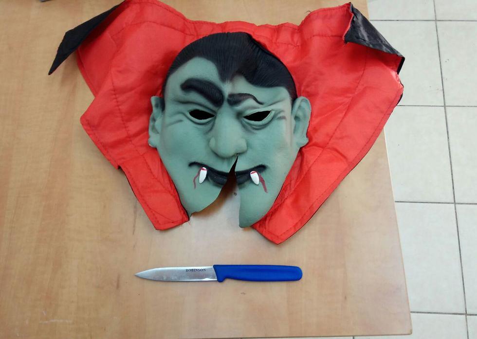 Dracula mask and knife seized from 13-year-old boy in Herzliya (Photo: Israel Police)