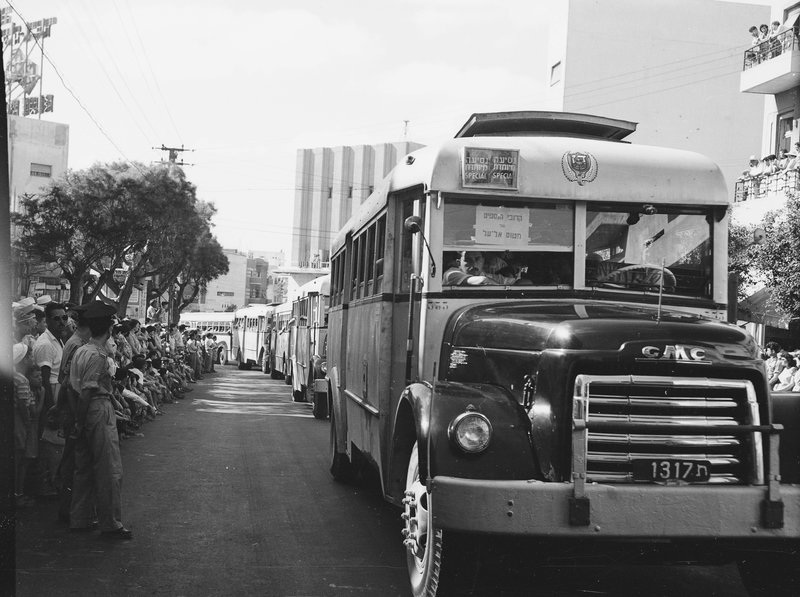 Колонна автобусов с родственниками и друзьями погибших. Фото: Давид Рубингер