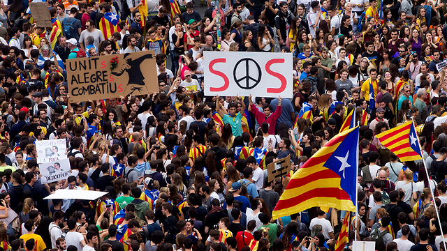 מפגינים נגד השלטון המרכזי של ספרד, השבוע בקטלוניה (צילום: EPA) (צילום: EPA)