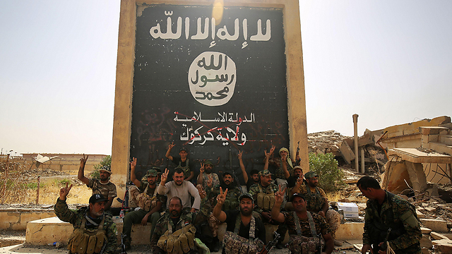 לוחמים עיראקים חוגגים את שחרור חוויג'ה (צילום: AFP) (צילום: AFP)