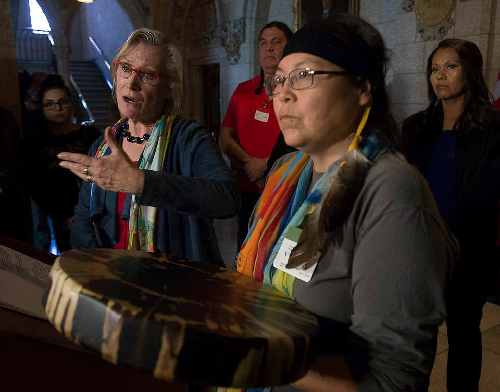 מימין: התובעת והניצולה מארשה בראון מארטל, השרה לענייני ילידים קרולין בנט (צילום: AP) (צילום: AP)