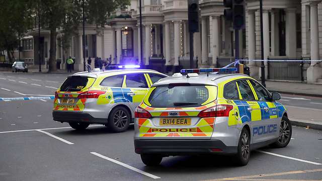 החשוד: גבר לבן, 1.80 מטר. ברחובות לונדון (צילום: AP) (צילום: AP)