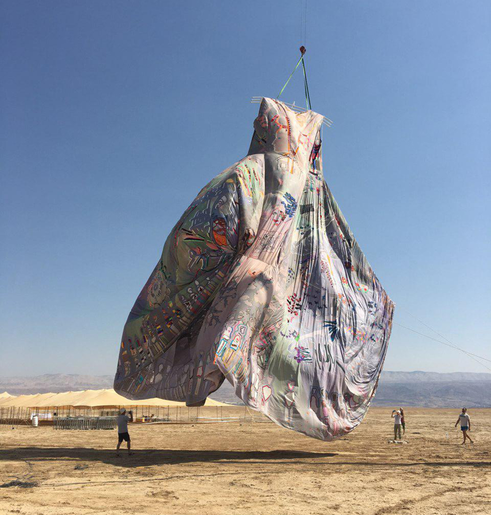 מיצג השמלה בערבות ים המלח (צילום: ''נשים עושות שלום'') (צילום: ''נשים עושות שלום'')