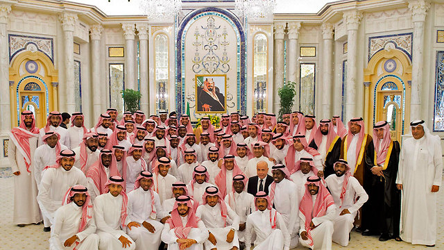 סלמאן כשהיה בארמון, לצד שחקני נבחרת סעודיה בכדורגל (צילום: AFP, SAUDI ROYAL PALACE / BANDAR AL-JALOUD) (צילום: AFP, SAUDI ROYAL PALACE / BANDAR AL-JALOUD)