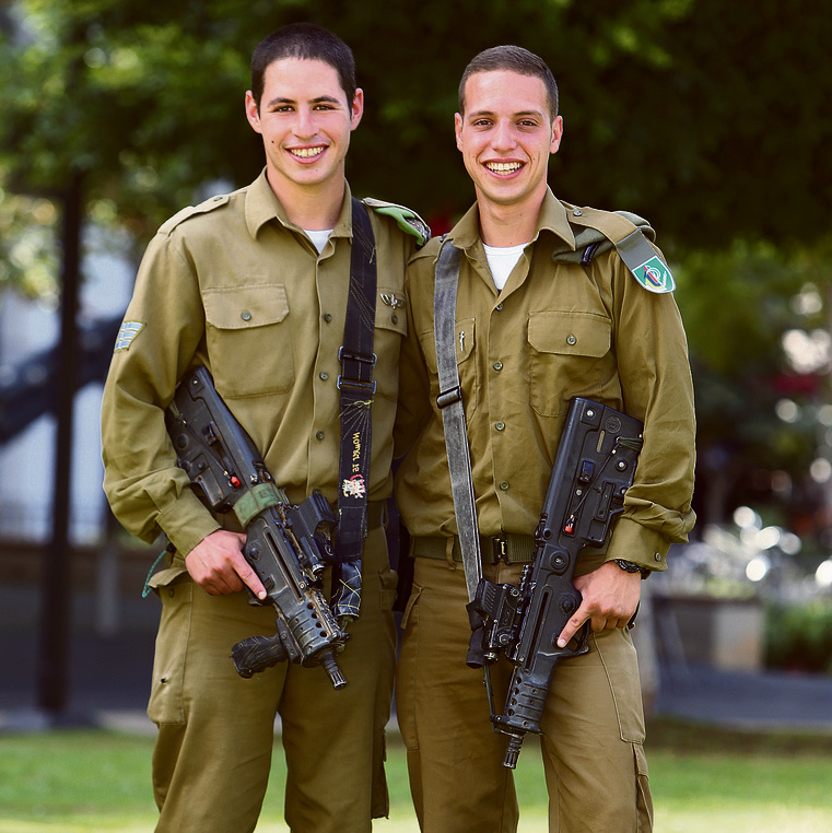 Moshe Ben Naftali (R) and his former sponsor Omer Meir reconnected when the two met again in the IDF (Photo: Zvika Tishler)