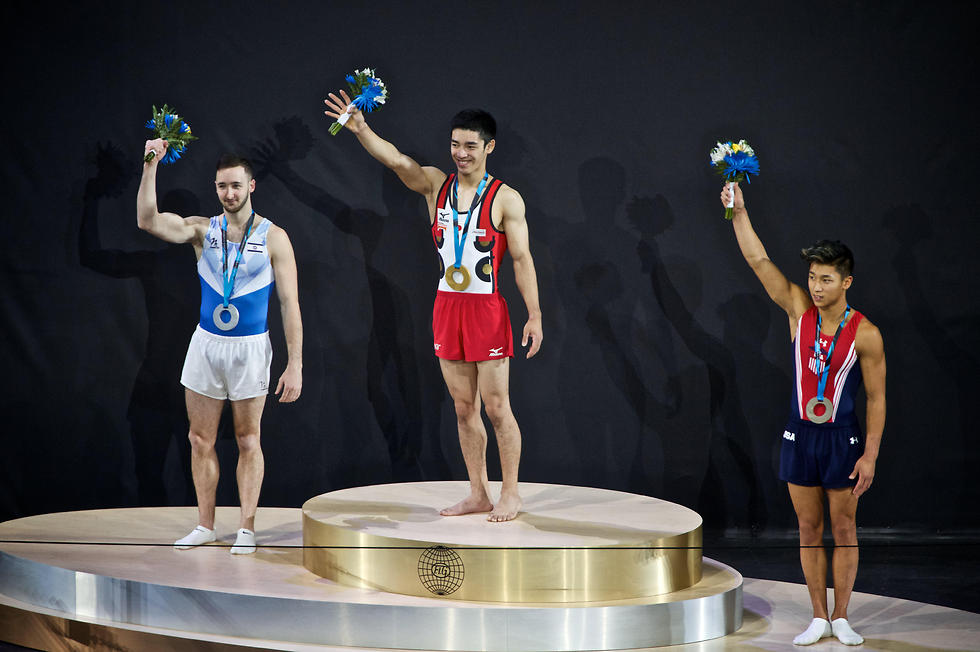 דולגופיאט (משמאל) על הפודיום באליפות העולם ב-2017 (צילום: AP) (צילום: AP)