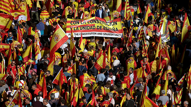 דגלי ספרד לצד דגלי קטלוניה. מתנגדי העצמאות, היום (צילום: AP) (צילום: AP)