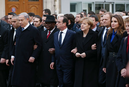 מלכת ירדן ראניה לצד אנגלה מרקל, פרנסואה הולנד ובנימין נתניהו בעצרת זיכרון לאחר מתקפת טרור בפריז, 2015 (צילום: Gettyimages)