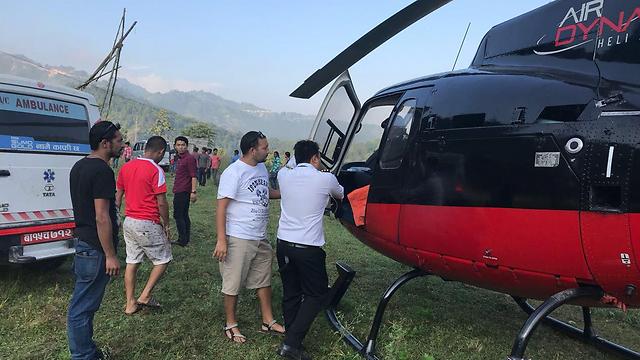 החילוץ לבית החולים (צילום: פלייאיסט נפאל) (צילום: פלייאיסט נפאל)