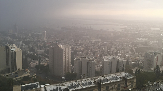 גשום במפרץ חיפה (צילום: אודי בוך) (צילום: אודי בוך)