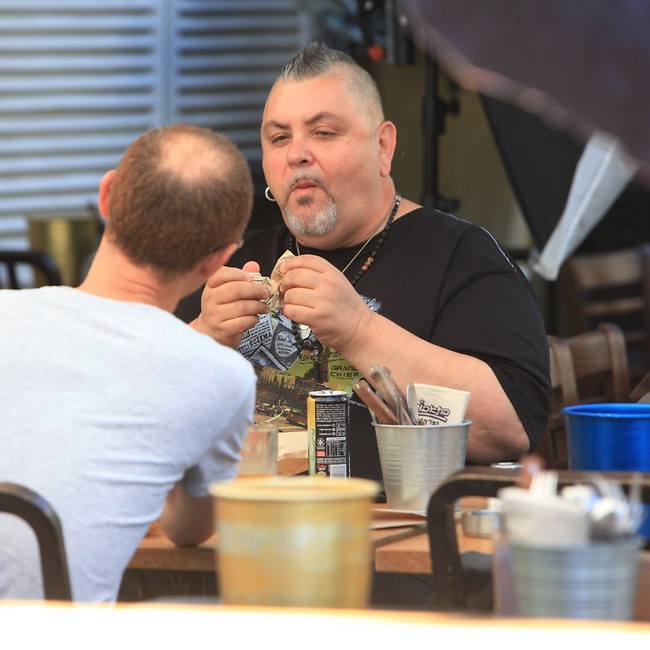 אבל תראו איזה יופי לועס בפה סגור (צילום: מוטי לבטון) אבל תראו איזה יופי לועס בפה סגור (צילום: מוטי לבטון)