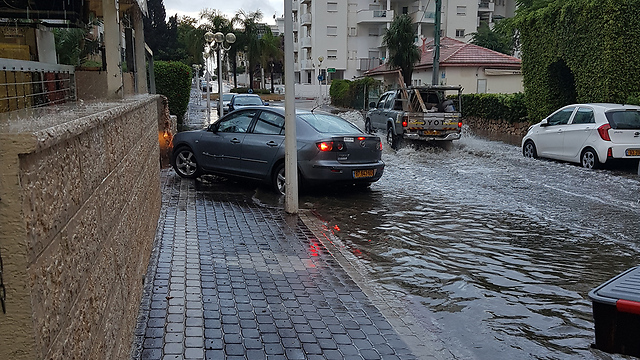 Nahariya streets flooded (Photo: Bentzi Beniashvili)