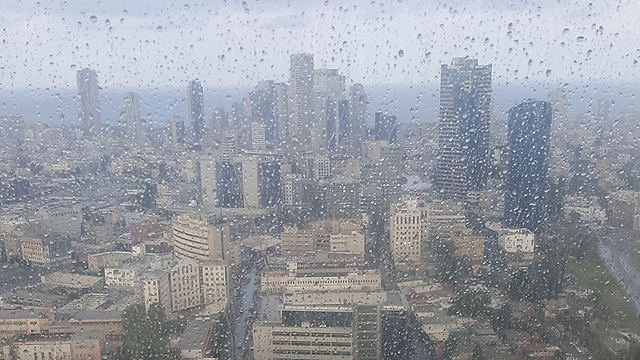 גשם בתל אביב (צילום: שמעון בן ישי) (צילום: שמעון בן ישי)