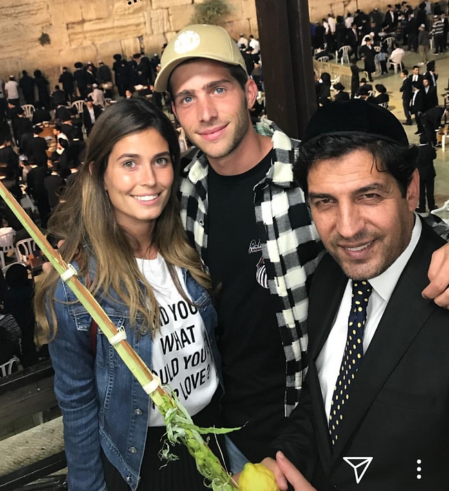 לומד על ארבעת המינים. הזוג עם הרב מרדכי חסידים (צילום מסך) לומד על ארבעת המינים. הזוג עם הרב מרדכי חסידים (צילום מסך)