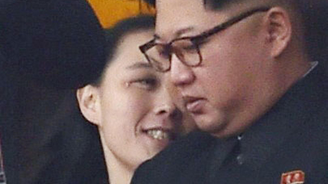 קים ג'ונג און עם אחותו קים יו ג'ונג (צילום: AP) (צילום: AP)