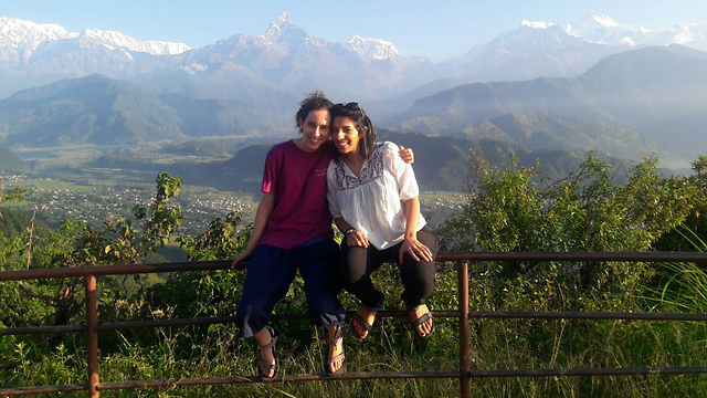מצד שמאל: ורד אביישר בתמונה מהטיול בנפאל  ()
