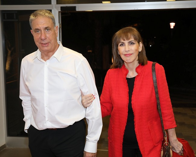 כולם כבר כאן? לימור לבנת ובן הזוג מיקי ירושלמי (צילום: רפי דלויה) כולם כבר כאן? לימור לבנת ובן הזוג מיקי ירושלמי (צילום: רפי דלויה)