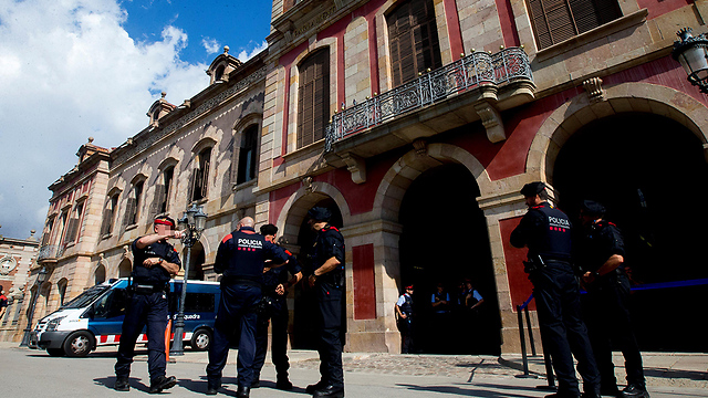 Security outside Catalonia Parliament in Barcelona (Photo: EPA)