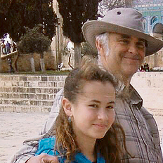 עמיחי אריאל עם בתו הלל ז"ל. "אני מקווה שאוכל לברך שוב 'מחיה המתים' כשאפגוש אותה