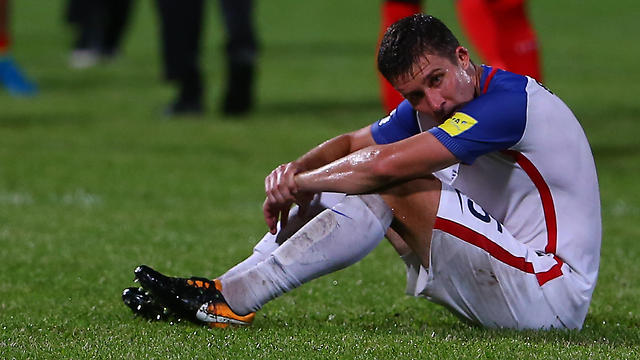 שחקני הנבחרת האמריקנית רגע אחרי המשחק שהשאיר אותם מחוץ למונדיאל. הרוסים מזלזלים: "ספורטיבית אין לזה משמעות" (צילום: AFP) (צילום: AFP)