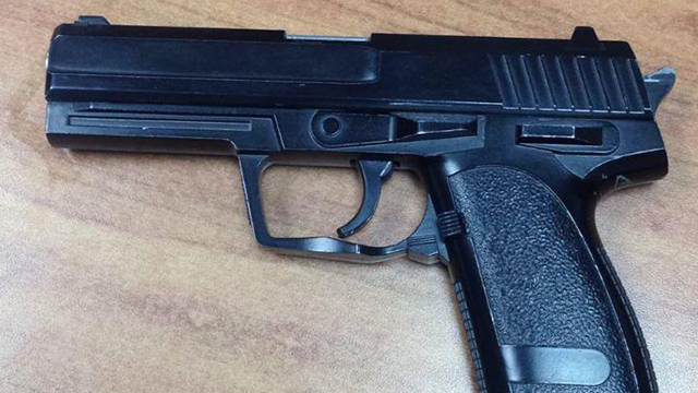 אקדח הצעצוע ששימש את השודד (צילום: דוברות המשטרה) (צילום: דוברות המשטרה)