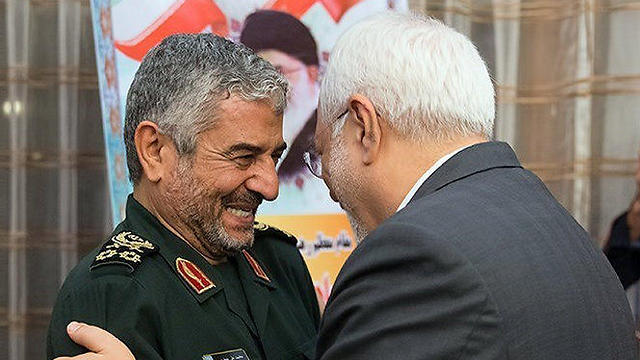 Iran's Foreign Minister Zarif with the head of the Revolutionary Guards Ali Jafari (Photo: Reuters)