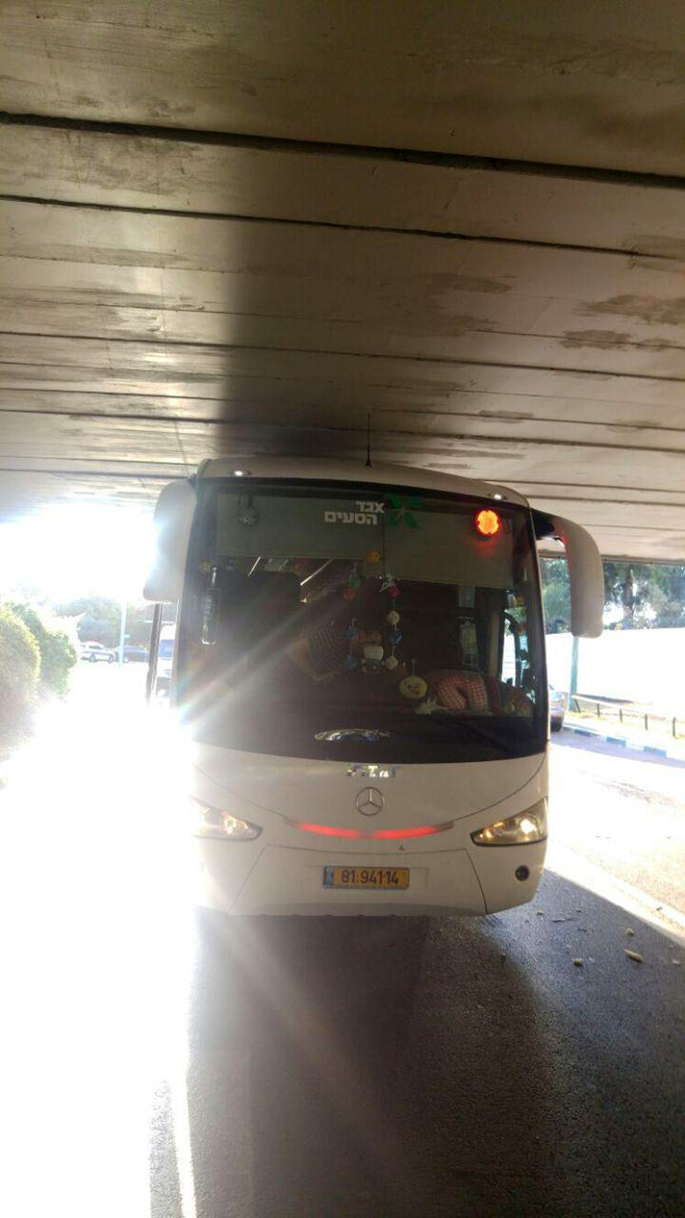 האוטובוס התקוע בתל אביב (צילום: דוברות המשטרה) (צילום: דוברות המשטרה)