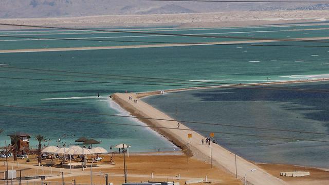 ים המלח. תייר טבע למוות סמוך לעין בוקק (צילום: מוטי קמחי) (צילום: מוטי קמחי)