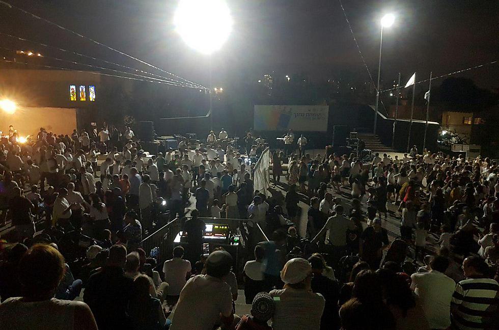 Second Hakafot in religious-Zionist town Giv'at Shmuel (Photo: Shlomit Mantel)