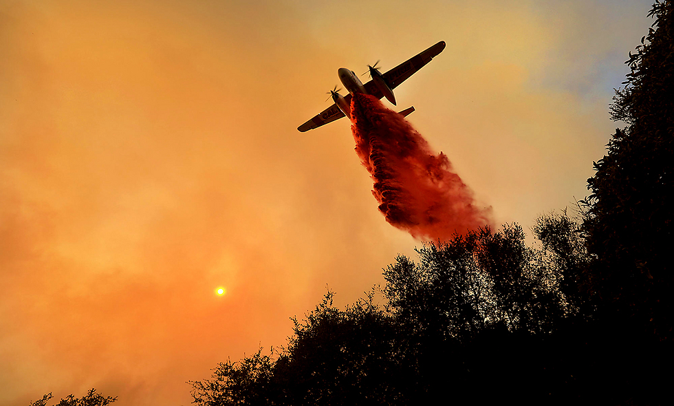 מטוסי כיבוי משתתפים במאמץ לכבות את האש (צילום: AP) (צילום: AP)