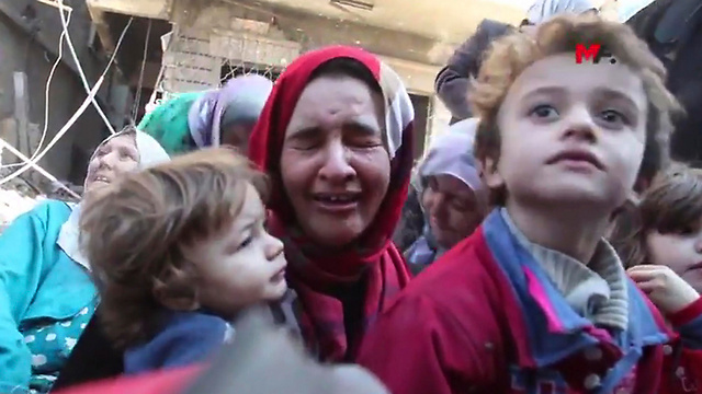 סוף סוף חופש. אישה וילדים שנמלטו משדה הקרוב אל הכוחות הדמוקרטיים הסוריים (צילום: AP) (צילום: AP)