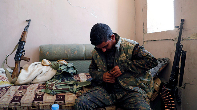 לוחם הכוחות הכורדיים נערך לעוד סיבוב קרבות (צילום: רויטרס) (צילום: רויטרס)