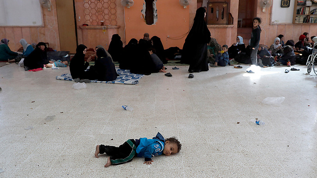 ילד שוכב במסגד בראקה. 4,000 היו לכודים בתחילת השבוע (צילום: רויטרס) (צילום: רויטרס)