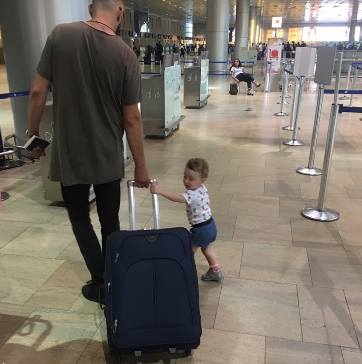 Малышка Лея в аэропорту. Фото: Саша Мочалова