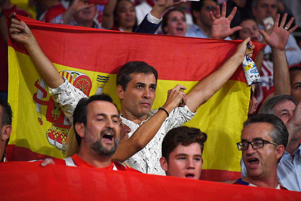 אוהד אתלטיקו מדריד עם דגל ספרד (צילום: AFP) (צילום: AFP)